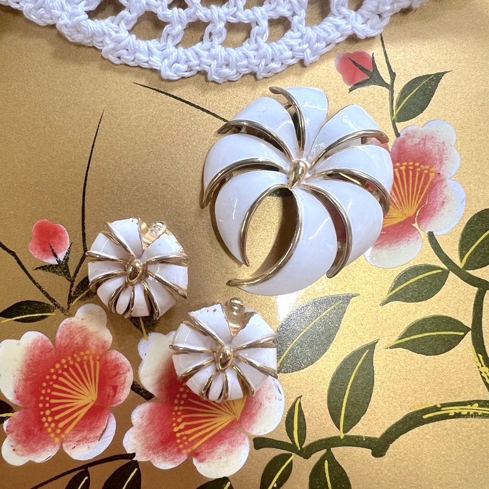 Vintage 1960’s White Enamel Palm Flower Brooch With Matching Clip On Earrings